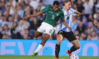 Nico Paz (d) de Argentina disputa un balón con Diego Medina de Bolivia este martes, en un partido de las eliminatorias sudamericanas para el Mundial 2026, en el estadio Mas Monumental de Buenos Aires (Argentina). EFE/ Juan Ignacio Roncoroni