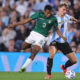 Nico Paz (d) de Argentina disputa un balón con Diego Medina de Bolivia este martes, en un partido de las eliminatorias sudamericanas para el Mundial 2026, en el estadio Mas Monumental de Buenos Aires (Argentina). EFE/ Juan Ignacio Roncoroni