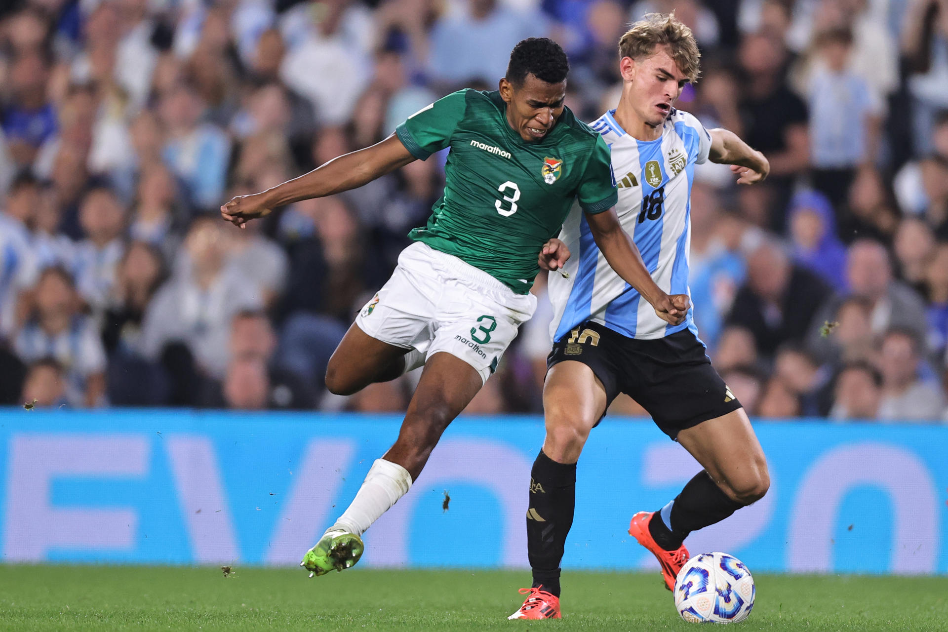 Nico Paz (d) de Argentina disputa un balón con Diego Medina de Bolivia este martes, en un partido de las eliminatorias sudamericanas para el Mundial 2026, en el estadio Mas Monumental de Buenos Aires (Argentina). EFE/ Juan Ignacio Roncoroni