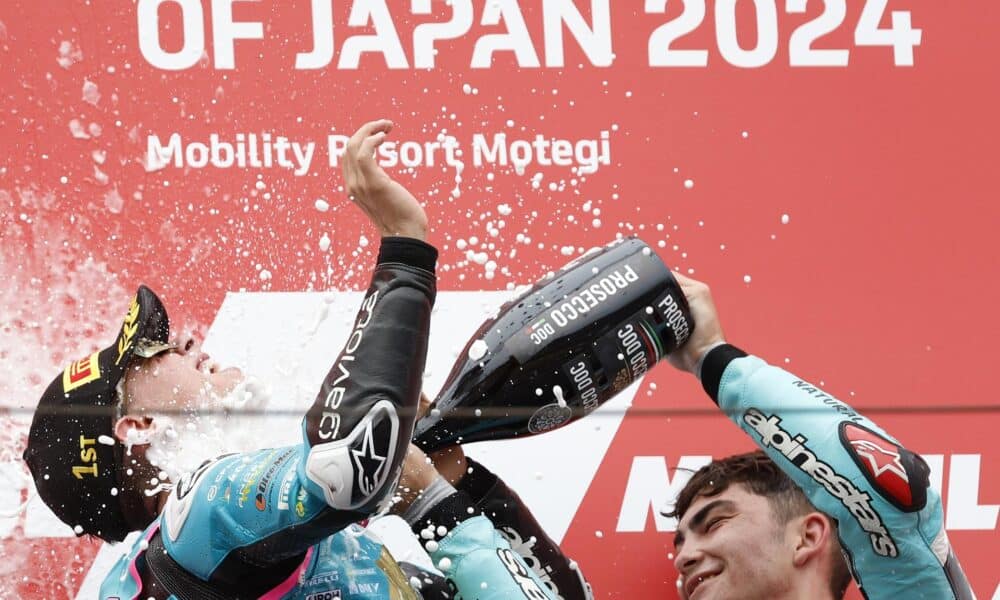 El piloto colombiano de CFMOTO David Alonso (C), ganador y Campeón del Mundo de Moto3, celebra después de la carrera de Moto3 del Gran Premio de Japón de Motociclismo en Motegi, al norte de Tokio. EFE/EPA/FRANCK ROBICHON