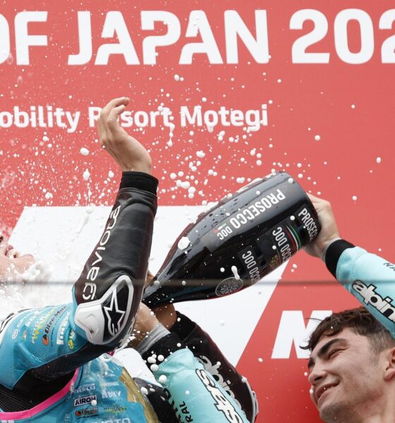 El piloto colombiano de CFMOTO David Alonso (C), ganador y Campeón del Mundo de Moto3, celebra después de la carrera de Moto3 del Gran Premio de Japón de Motociclismo en Motegi, al norte de Tokio. EFE/EPA/FRANCK ROBICHON