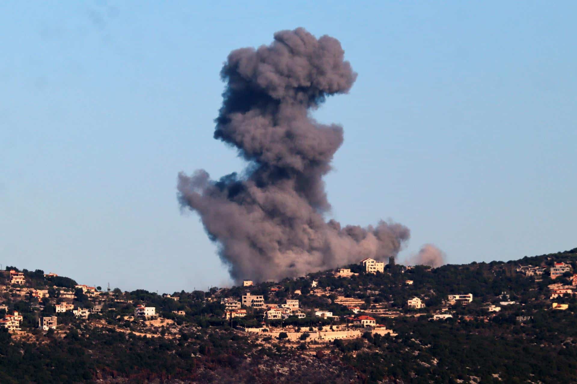 Se eleva humo tras los ataques aéreos israelíes en la ciudad de Sejoud, en el sur del Líbano, el 21 de octubre de 2024. Según el Ministerio de Salud libanés, más de 2.460 personas han muerto y más de 11.500 han resultado heridas en el Líbano desde el inicio de las recientes escaladas de hostilidades. (Líbano) EFE/EPA/STR