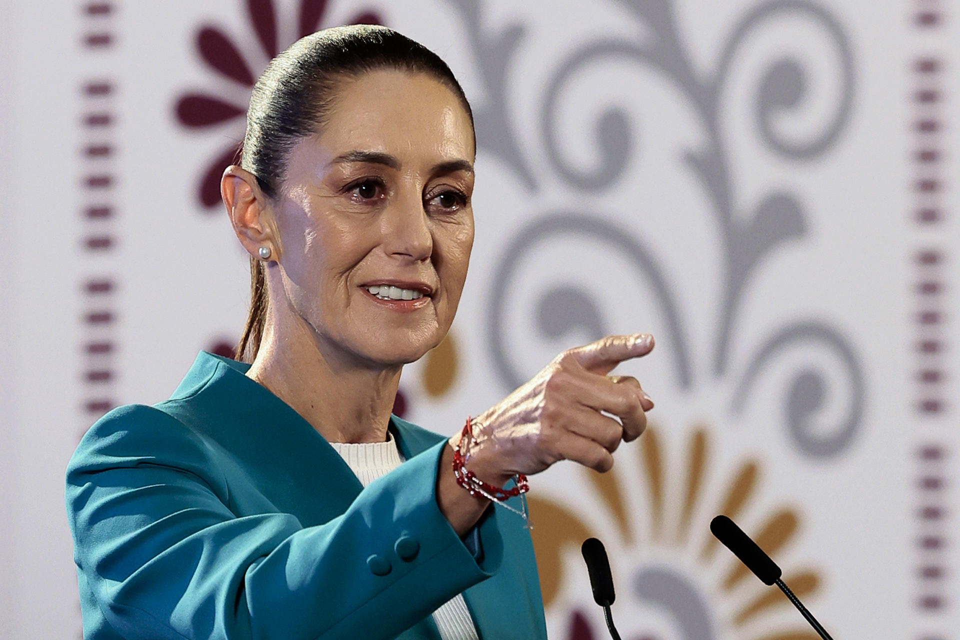 La presidenta de México, Claudia Sheinbaum, habla durante su conferencia de prensa matutina este lunes, en el Palacio Nacional de la Ciudad de México (México). EFE/ José Méndez