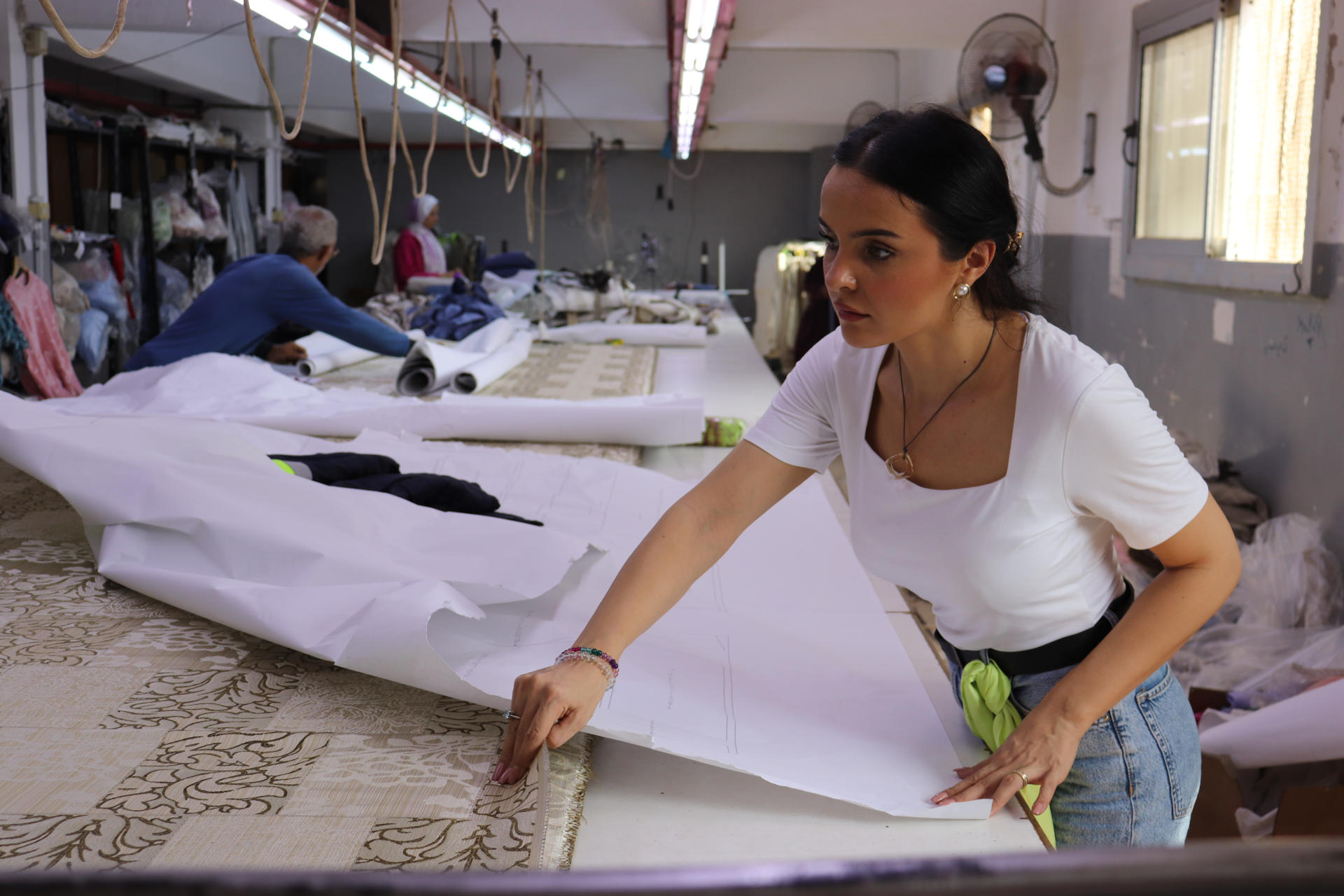 En una fábrica de textiles al sur de El Cairo, la empresaria, activista, actriz y popular "instagramer" hispano-rumana Nicole Jenes, prepara cuidadosamente cada uno de los productos que serán enviados para abrigar y dar un lecho a las víctimas palestinas y libanesas de los ataques israelíes con la única motivación humanitaria de "tener un corazón en el pecho". EFE/ Raúl Martín Lorenzo