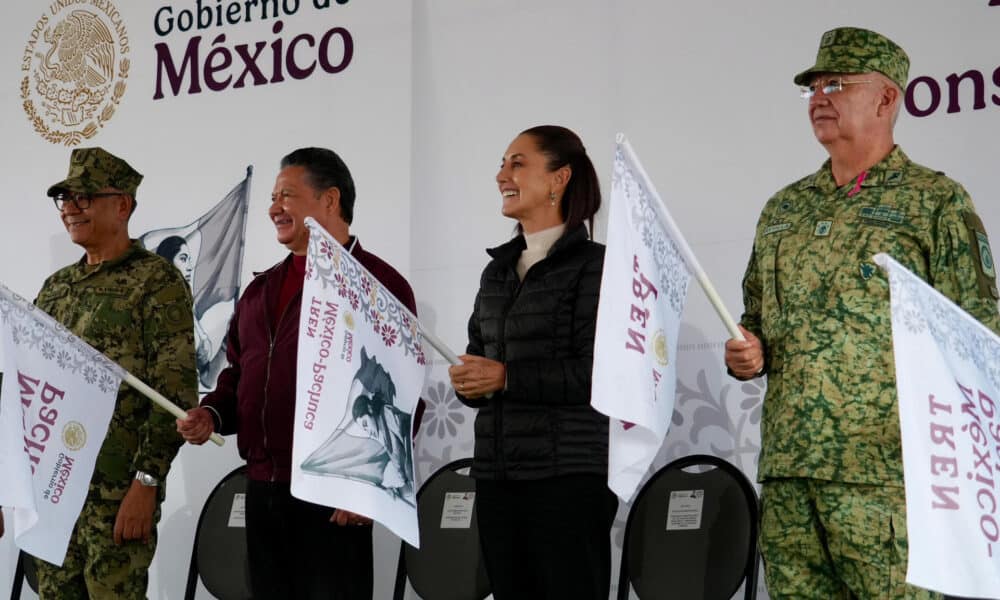 Fotografía cedida este domingo por la presidencia de México, de la mandataria mexicana, Claudia Sheinbaum (2-d), acompañada del gobernador del estado Julio Menchaca Salazar (2-i) y el secretario de Defensa Nacional Ricardo Trevilla (d) durante un acto protocolario en la ciudad de  Tizayuca, en el estado de Pachuca (México). EFE/Presidencia de México/SOLO USO EDITORIAL/SOLO DISPONIBLE PARA ILUSTRAR LA NOTICIA QUE ACOMPAÑA (CRÉDITO OBLIGATORIO)