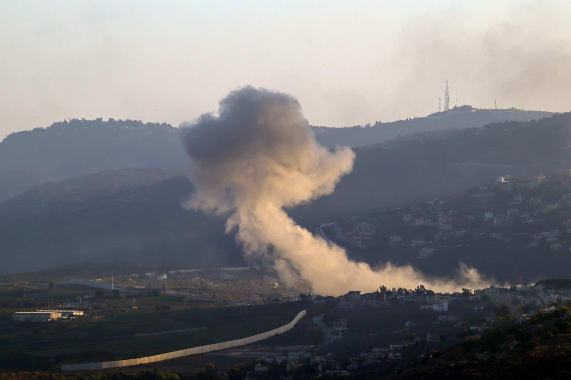 El humo se eleva tras un ataque militar israelí, en la aldea de Kafr Kila, al sur del Líbano, el 2 de octubre de 2024. EFE/STR