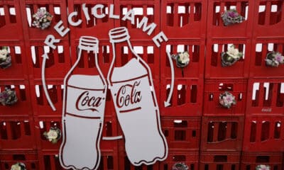 Fotografía de archivo de canastas y un logo de Coca-Cola. EFE/ Ailen Díaz