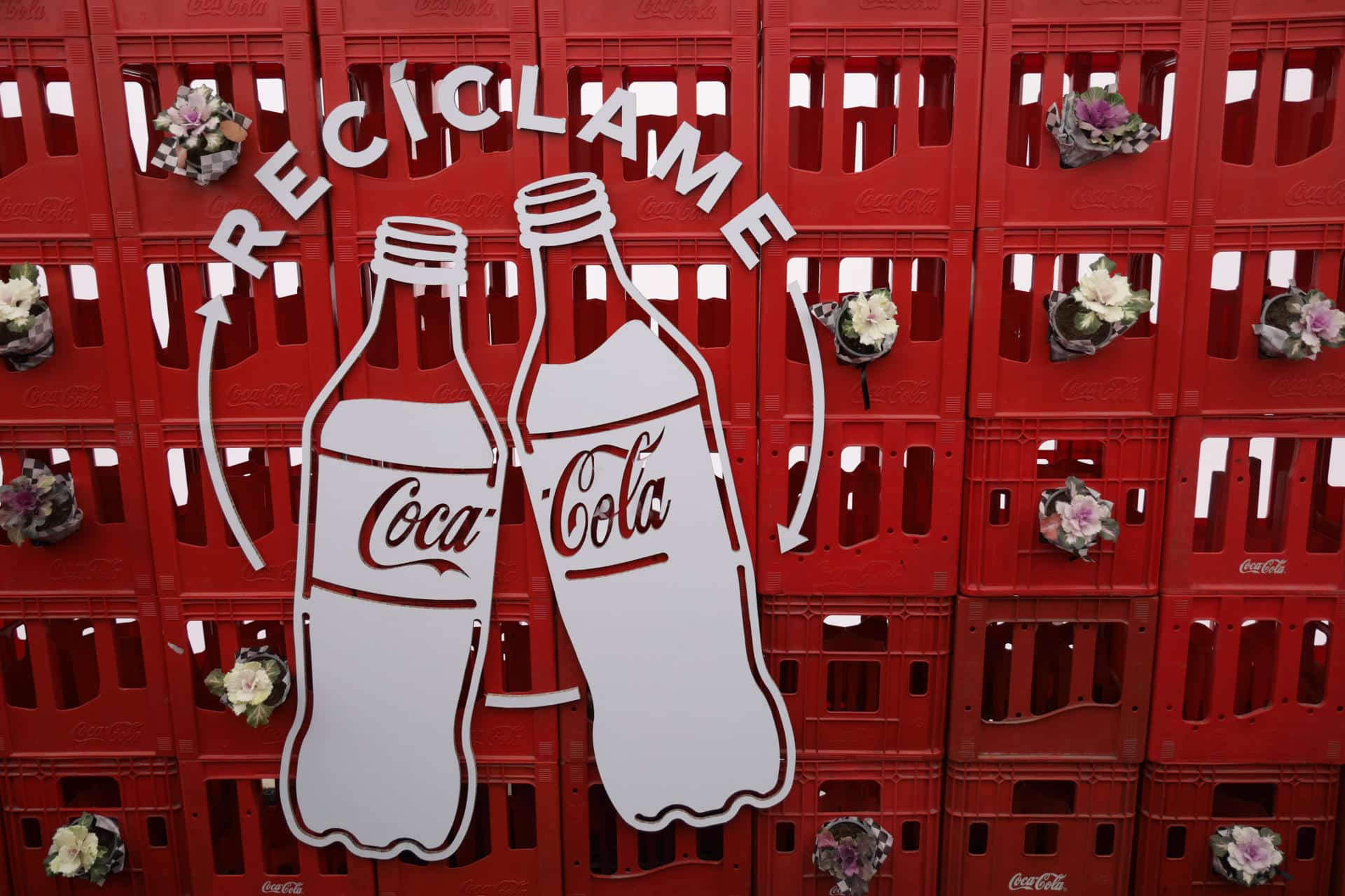 Fotografía de archivo de canastas y un logo de Coca-Cola. EFE/ Ailen Díaz