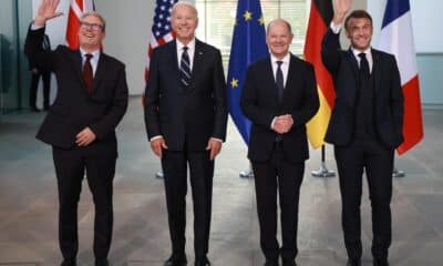 (De izq. a der.) El primer ministro británico, Sir Keir Starmer, el presidente estadounidense, Joe Biden, el canciller alemán, Olaf Scholz, y el presidente francés, Emmanuel Macron, asisten a una sesión de fotos familiares en la cancillería en Berlín, Alemania, el 18 de octubre de 2024. El presidente de Estados Unidos, Joe Biden, realizará una visita a Alemania del 17 al 18 de octubre de 2024 para asistir a una ceremonia de la Orden del Mérito y reunirse con la canciller alemana, el primer ministro británico y el presidente francés. (Francia, Alemania) EFE/EPA/CLEMENS BILAN