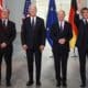 (De izq. a der.) El primer ministro británico, Sir Keir Starmer, el presidente estadounidense, Joe Biden, el canciller alemán, Olaf Scholz, y el presidente francés, Emmanuel Macron, asisten a una sesión de fotos familiares en la cancillería en Berlín, Alemania, el 18 de octubre de 2024. El presidente de Estados Unidos, Joe Biden, realizará una visita a Alemania del 17 al 18 de octubre de 2024 para asistir a una ceremonia de la Orden del Mérito y reunirse con la canciller alemana, el primer ministro británico y el presidente francés. (Francia, Alemania) EFE/EPA/CLEMENS BILAN