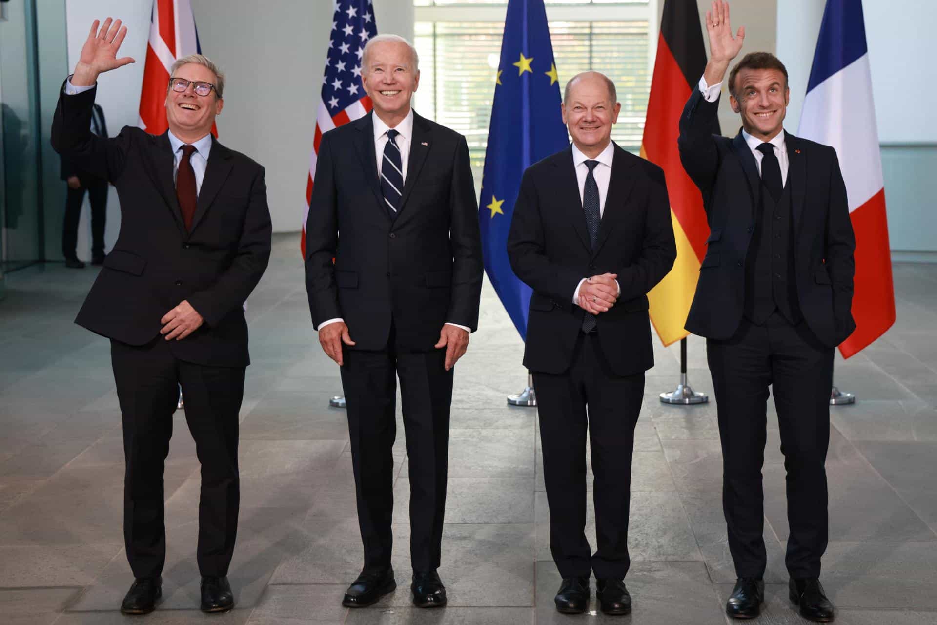 (De izq. a der.) El primer ministro británico, Sir Keir Starmer, el presidente estadounidense, Joe Biden, el canciller alemán, Olaf Scholz, y el presidente francés, Emmanuel Macron, asisten a una sesión de fotos familiares en la cancillería en Berlín, Alemania, el 18 de octubre de 2024. El presidente de Estados Unidos, Joe Biden, realizará una visita a Alemania del 17 al 18 de octubre de 2024 para asistir a una ceremonia de la Orden del Mérito y reunirse con la canciller alemana, el primer ministro británico y el presidente francés. (Francia, Alemania) EFE/EPA/CLEMENS BILAN