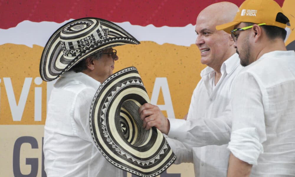 Fotografía cedida por la oficina de prensa de la Presidencia de Colombia del mandatario, Gustavo Petro (i), junto al ex jefe paramilitar Salvatore Mancuso, este jueves en Montería (Colombia). EFE/ Presidencia De Colombia