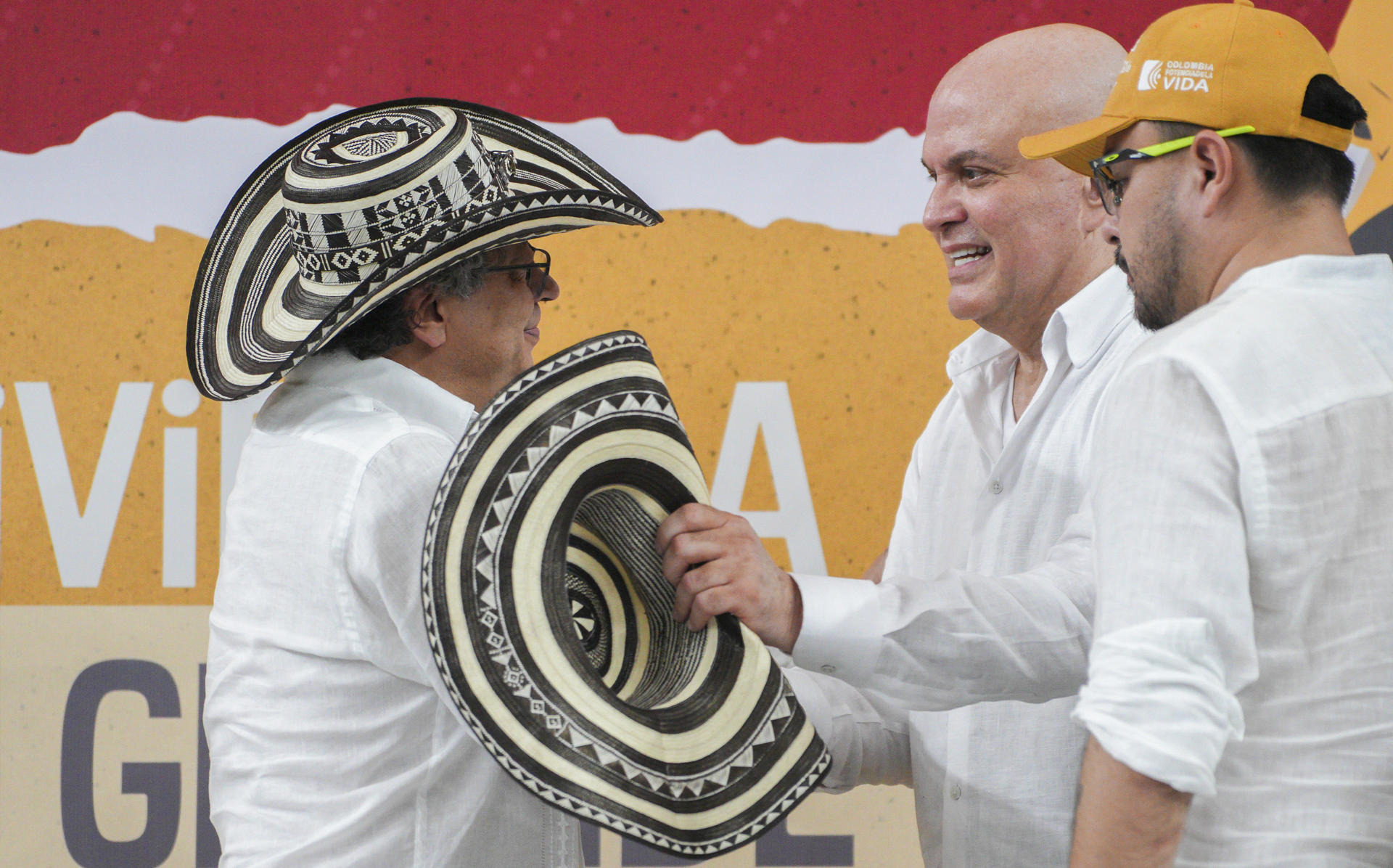 Fotografía cedida por la oficina de prensa de la Presidencia de Colombia del mandatario, Gustavo Petro (i), junto al ex jefe paramilitar Salvatore Mancuso, este jueves en Montería (Colombia). EFE/ Presidencia De Colombia