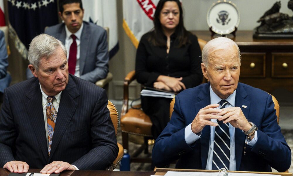 Tom Vilsack, secretario de Agricultura de EE. UU. (i) y el presidente estadounidense, Joe Biden, durante una actualización sobre la respuesta federal a los huracanes Helene y Milton, en la Sala Roosevelt de la Casa Blanca, en Washington, DC, EE. UU. EFE/TIERNEY L. CROSS