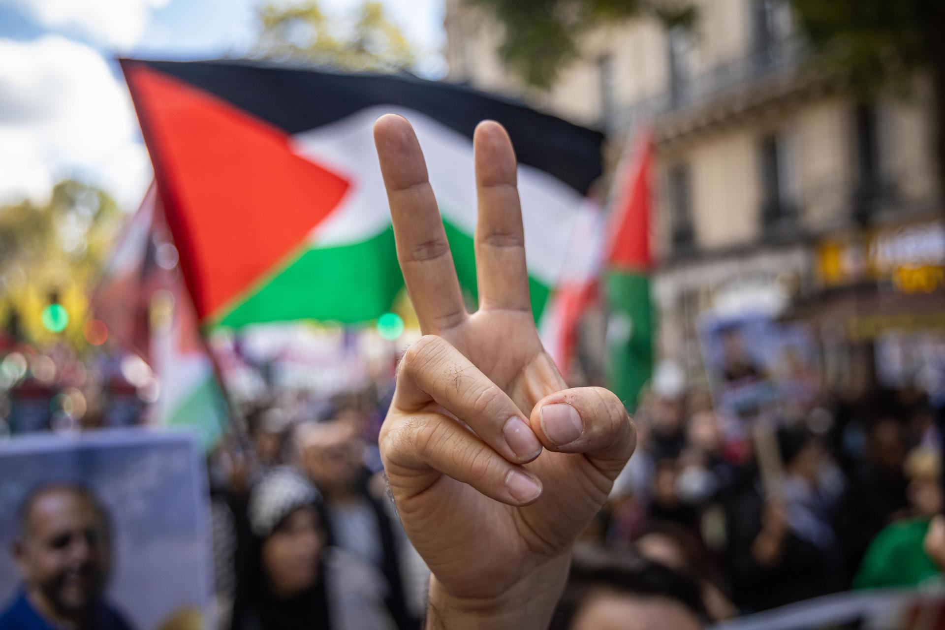 Imagen de manifestantes en apoyo del pueblo palestino y libanés. EFE/EPA/CHRISTOPHE PETIT TESSON