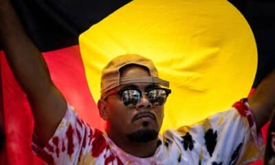 Fotografia de archivo de un manifestante con la bandera de los aborígenes de Australia durante una marcha en favor de los derechos de los habitantes indígenas.
EFE/EPA/DIEGO FEDELE AUSTRALIA AND NEW ZEALAND OUT