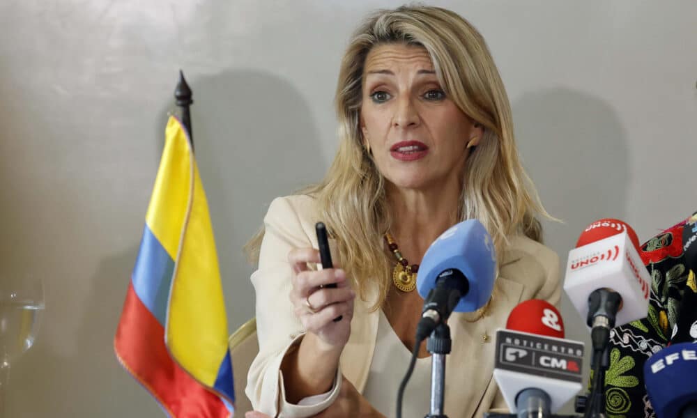 La vicepresidenta segunda del Gobierno español y líder de Sumar, Yolanda Díaz, habla durante una rueda de prensa luego de su participación en la XXII Conferencia Interamericana de Ministras y Ministros de Trabajo de la Organización de Estados Americanos (OEA), este jueves, en Bogotá (Colombia). EFE/Mauricio Dueñas Castañeda