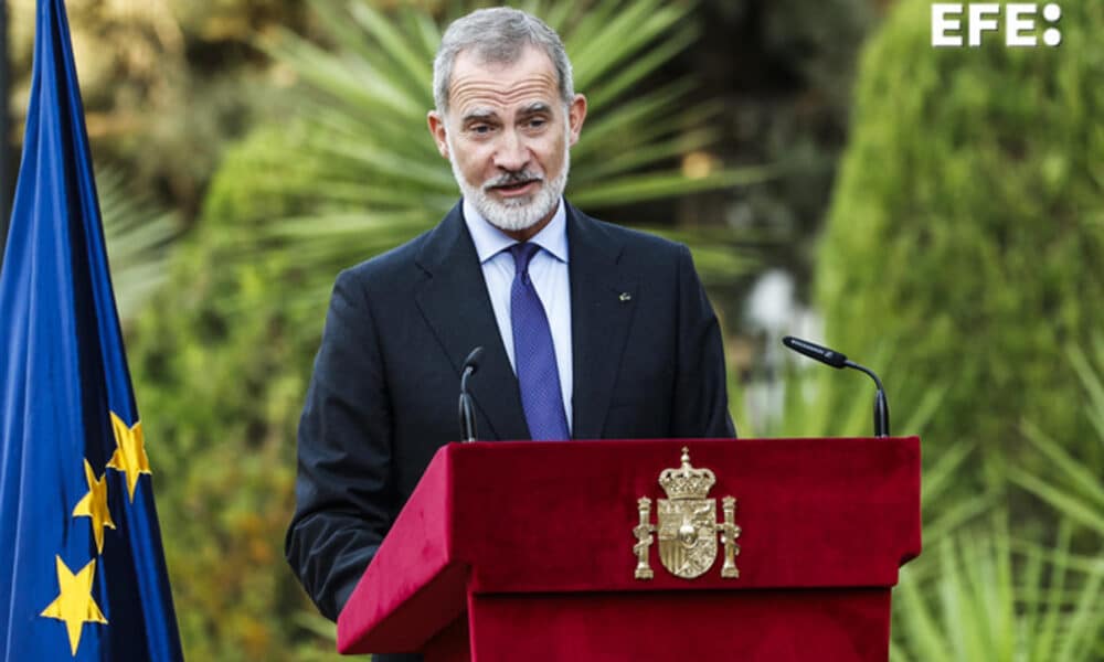 AMÁN (JORDANIA), 05/10/2024.- El rey Felipe VI participa en una reunión con representantes de la colectividad española a su llegada este sábado a Amán, en un viaje oficial con el que España quiere mostrar su respaldo a Jordania y a la política del rey Abdalá II para detener la guerra en Oriente Medio y lograr la paz en la región, cuando casi se cumple un año del ataque de Hamás a Israel y del comienzo de la guerra en Gaza. EFE/ Chema Moya