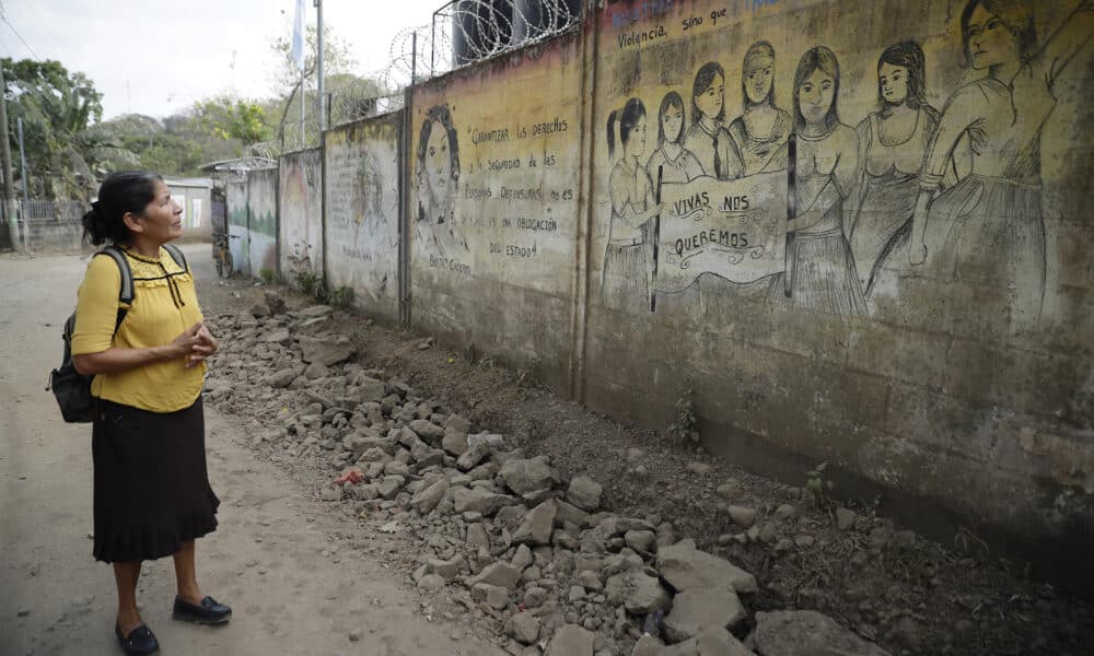 Fotografía de archivo en donde una activista hondureña camina por las calles de la comunidad de Santa Marta (El Salvador). EFE/ Rodrigo Sura