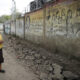 Fotografía de archivo en donde una activista hondureña camina por las calles de la comunidad de Santa Marta (El Salvador). EFE/ Rodrigo Sura