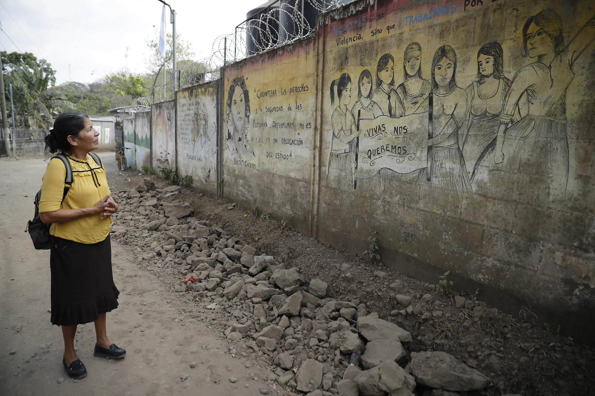 Fotografía de archivo en donde una activista hondureña camina por las calles de la comunidad de Santa Marta (El Salvador). EFE/ Rodrigo Sura