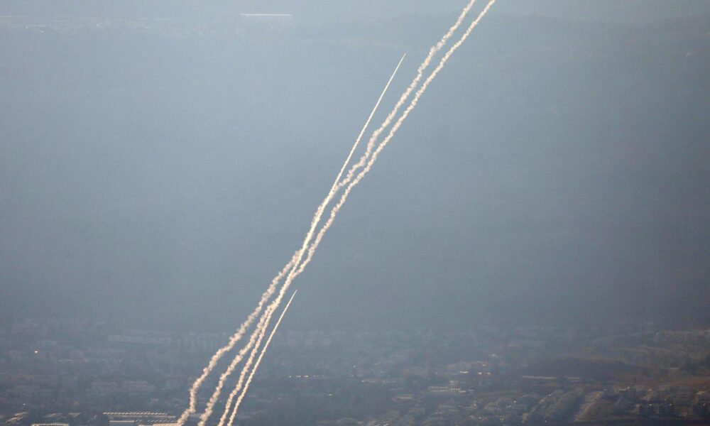 Fotografía en donde se observan proyectiles que son interceptados en el cielo de Israel. EFE/ATEF SAFADI