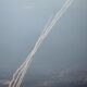 Fotografía en donde se observan proyectiles que son interceptados en el cielo de Israel. EFE/ATEF SAFADI