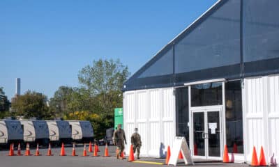 Imagen de archivo de dos militares que caminanfrente a una de las carpas para acoger a los inmigrantes, instalada en la isla Randall, Nueva York. EFE/Ángel Colmenares