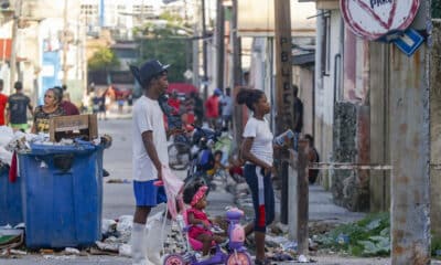 Fotografía de personas caminando por una calle durante un apagón, en La Habana (Cuba). EFE/ Yander Zamora