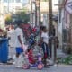 Fotografía de personas caminando por una calle durante un apagón, en La Habana (Cuba). EFE/ Yander Zamora