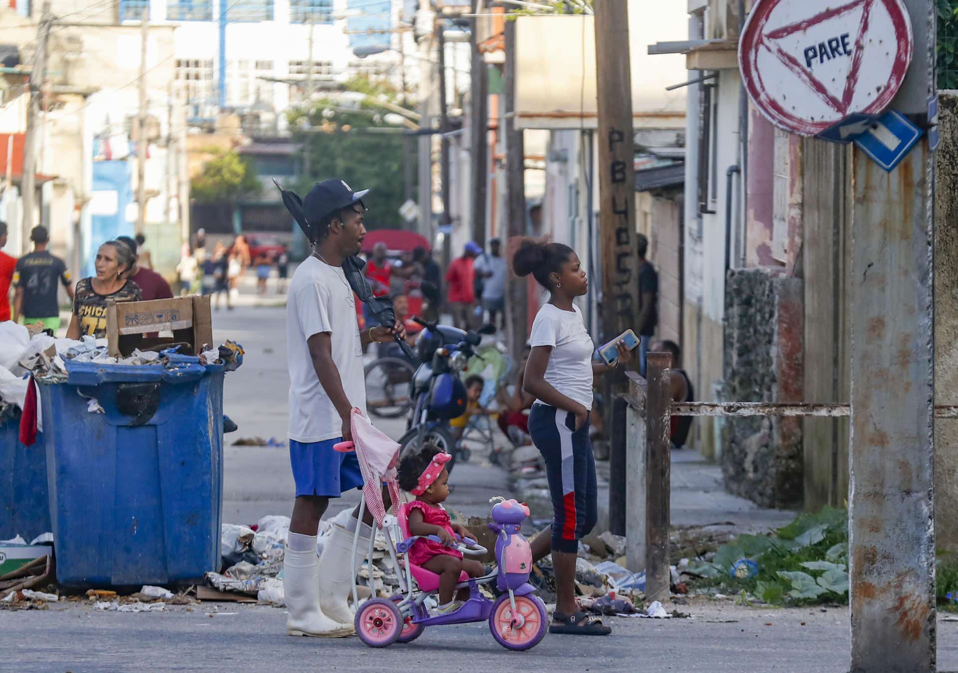 Fotografía de personas caminando por una calle durante un apagón, en La Habana (Cuba). EFE/ Yander Zamora