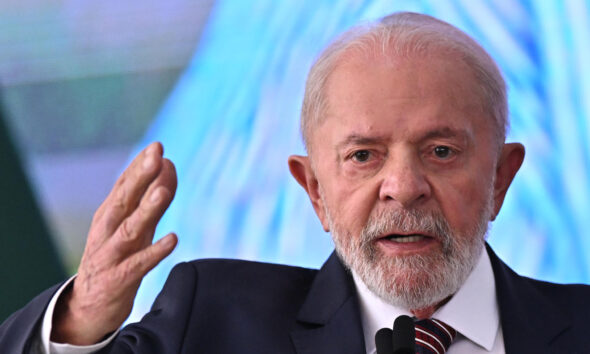 El presidente de Brasil, Luiz Inácio Lula da Silva, habla durante la ceremonia del Día Mundial de la Alimentación, este miércoles en el Palácio del Planalto, en Brasilia (Brasil). EFE/ Andre Borges