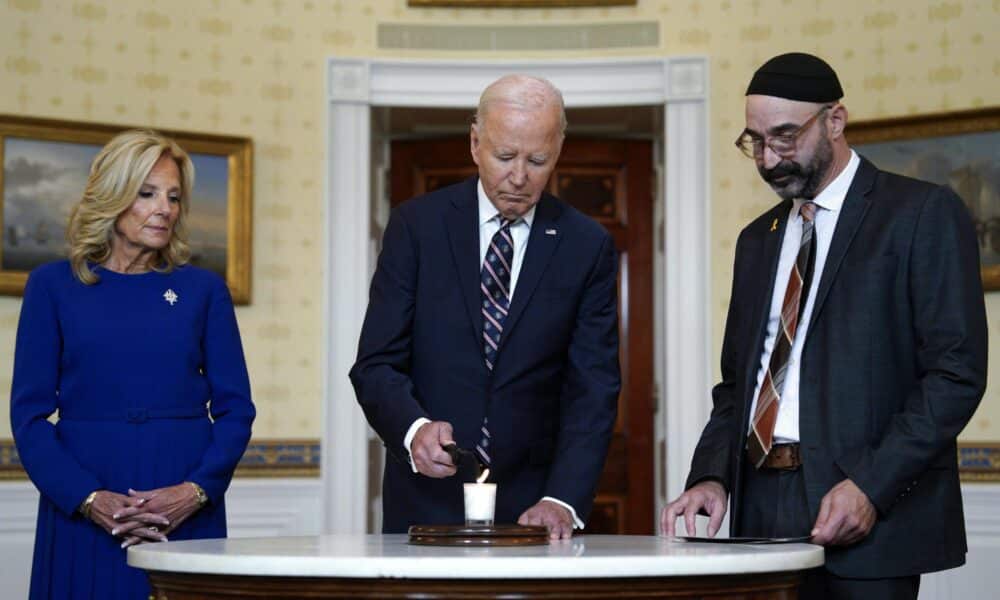 El presidente de Estados Unidos, Joe Biden, junto a la primera dama, Jill Biden, acompañados por un rabino participan en el encendido de velas del yahrzeit para conmemorar un año desde los ataques de Hamas a Israel, en la Sala Azul de la Casa Blanca en Washington, DC, EE.UU. este 7 de octubre de 2024. EFE/EPA/Yuri Gripas/Pool