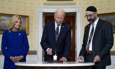 El presidente de Estados Unidos, Joe Biden, junto a la primera dama, Jill Biden, acompañados por un rabino participan en el encendido de velas del yahrzeit para conmemorar un año desde los ataques de Hamas a Israel, en la Sala Azul de la Casa Blanca en Washington, DC, EE.UU. este 7 de octubre de 2024. EFE/EPA/Yuri Gripas/Pool