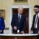 El presidente de Estados Unidos, Joe Biden, junto a la primera dama, Jill Biden, acompañados por un rabino participan en el encendido de velas del yahrzeit para conmemorar un año desde los ataques de Hamas a Israel, en la Sala Azul de la Casa Blanca en Washington, DC, EE.UU. este 7 de octubre de 2024. EFE/EPA/Yuri Gripas/Pool