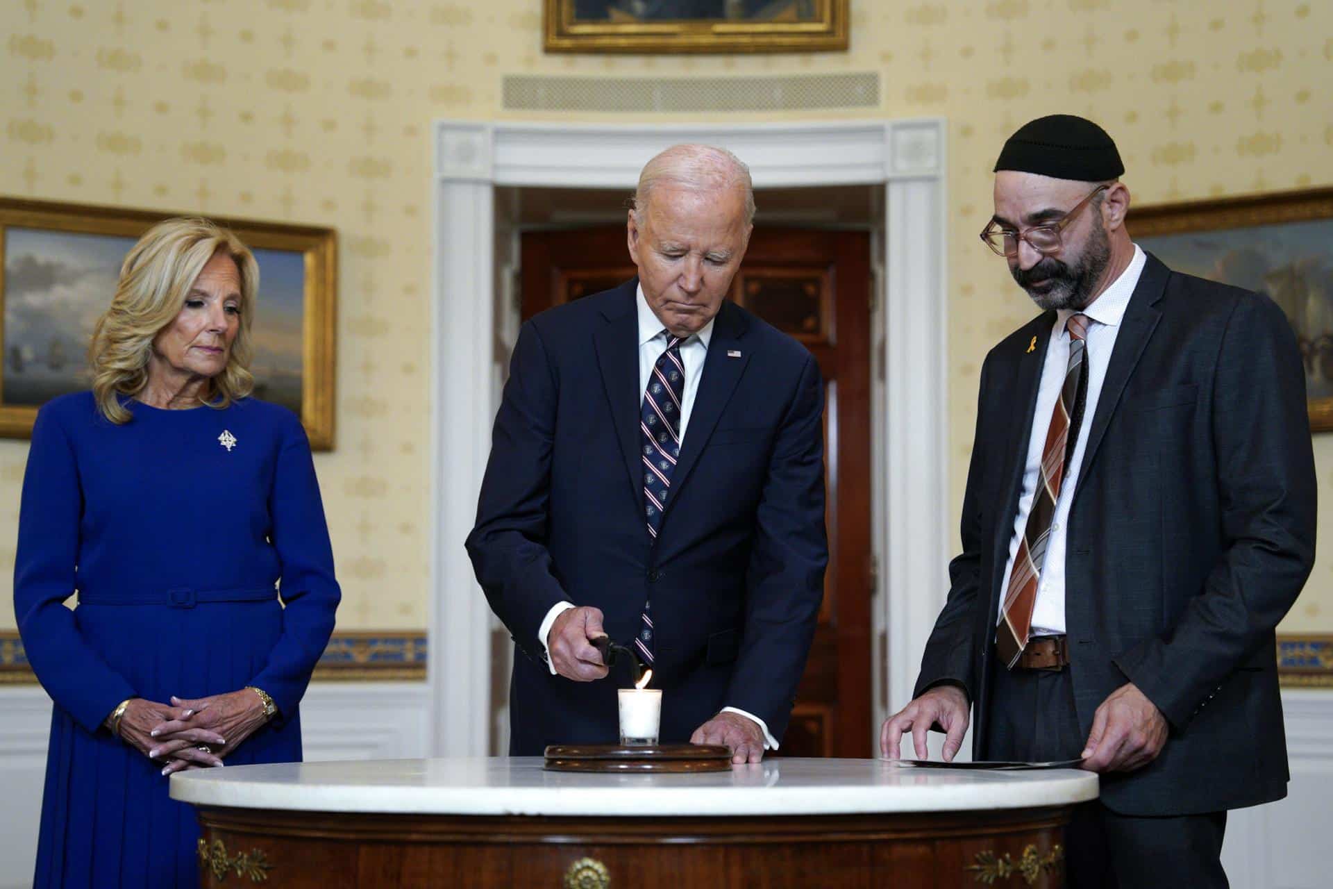 El presidente de Estados Unidos, Joe Biden, junto a la primera dama, Jill Biden, acompañados por un rabino participan en el encendido de velas del yahrzeit para conmemorar un año desde los ataques de Hamas a Israel, en la Sala Azul de la Casa Blanca en Washington, DC, EE.UU. este 7 de octubre de 2024. EFE/EPA/Yuri Gripas/Pool