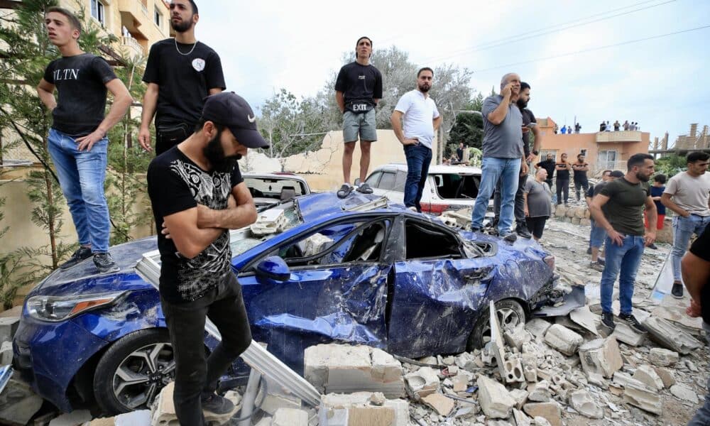 Fotografía de archivo que muestra a personas que observan el lugar de un ataque militar israelí en Barja, al sur de Beirut, Líbano, el 12 de octubre de 2024. EFE/EPA/STRINGER