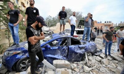 Fotografía de archivo que muestra a personas que observan el lugar de un ataque militar israelí en Barja, al sur de Beirut, Líbano, el 12 de octubre de 2024. EFE/EPA/STRINGER