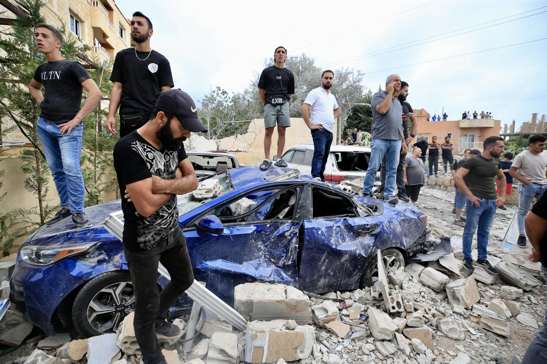 Fotografía de archivo que muestra a personas que observan el lugar de un ataque militar israelí en Barja, al sur de Beirut, Líbano, el 12 de octubre de 2024. EFE/EPA/STRINGER