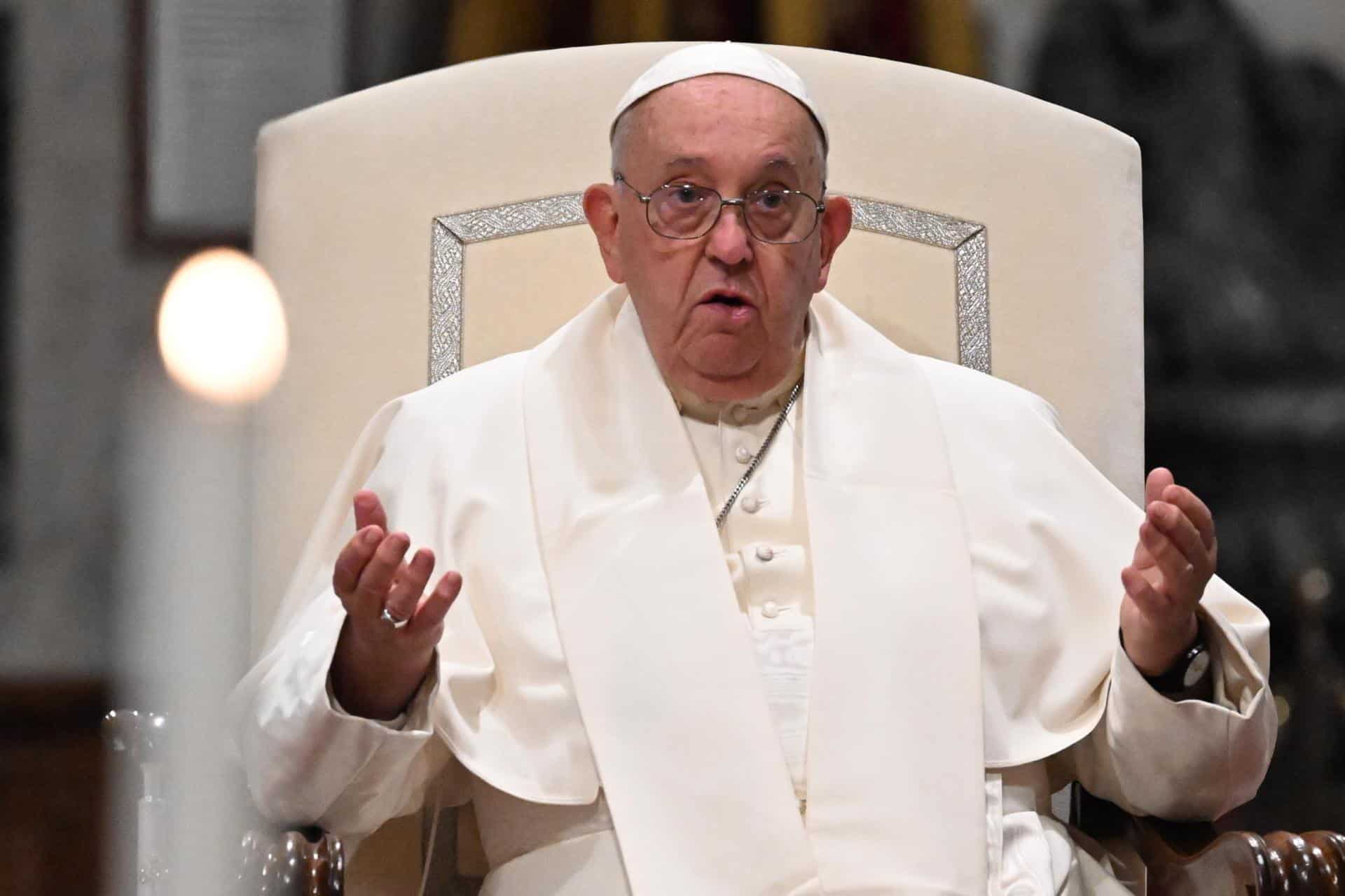 El Papa Francisco hace un gesto mientras asiste a una reunión con la comunidad de la Diócesis de Roma para conmemorar la conclusión del viaje "(Des)igualdades", en la Basílica de San Juan de Letrán, en Roma, Italia, el 25 de octubre de 2024. La iniciativa (Des)igualdades, centrada en poner fin a las desigualdades, se lanzó en febrero para celebrar el 50 aniversario de la conferencia 'La responsabilidad de los cristianos en respuesta a las expectativas de caridad y justicia en la ciudad de Roma', según el Vaticano. (Papá, Italia, Roma) EFE/EPA/MAURIZIO BRAMBATTI