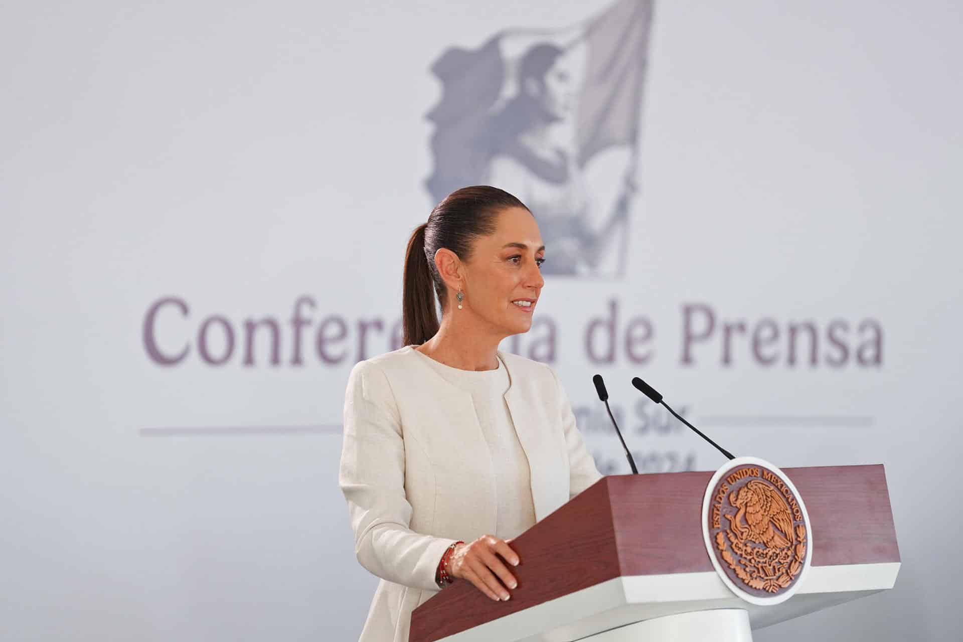 Fotografía cedida por la presidencia de México de la presidenta de México, Claudia Sheinabum, en una rueda de prensa este viernes, en el municipio de Cabo San Lucas, en Baja California Sur (México). EFE/Presidencia de México/SOLO USO EDITORIAL/SOLO DISPONIBLE PARA ILUSTRAR LA NOTICI QUE ACOMPAÑA(CRÉDITO OBLIGATORIO)