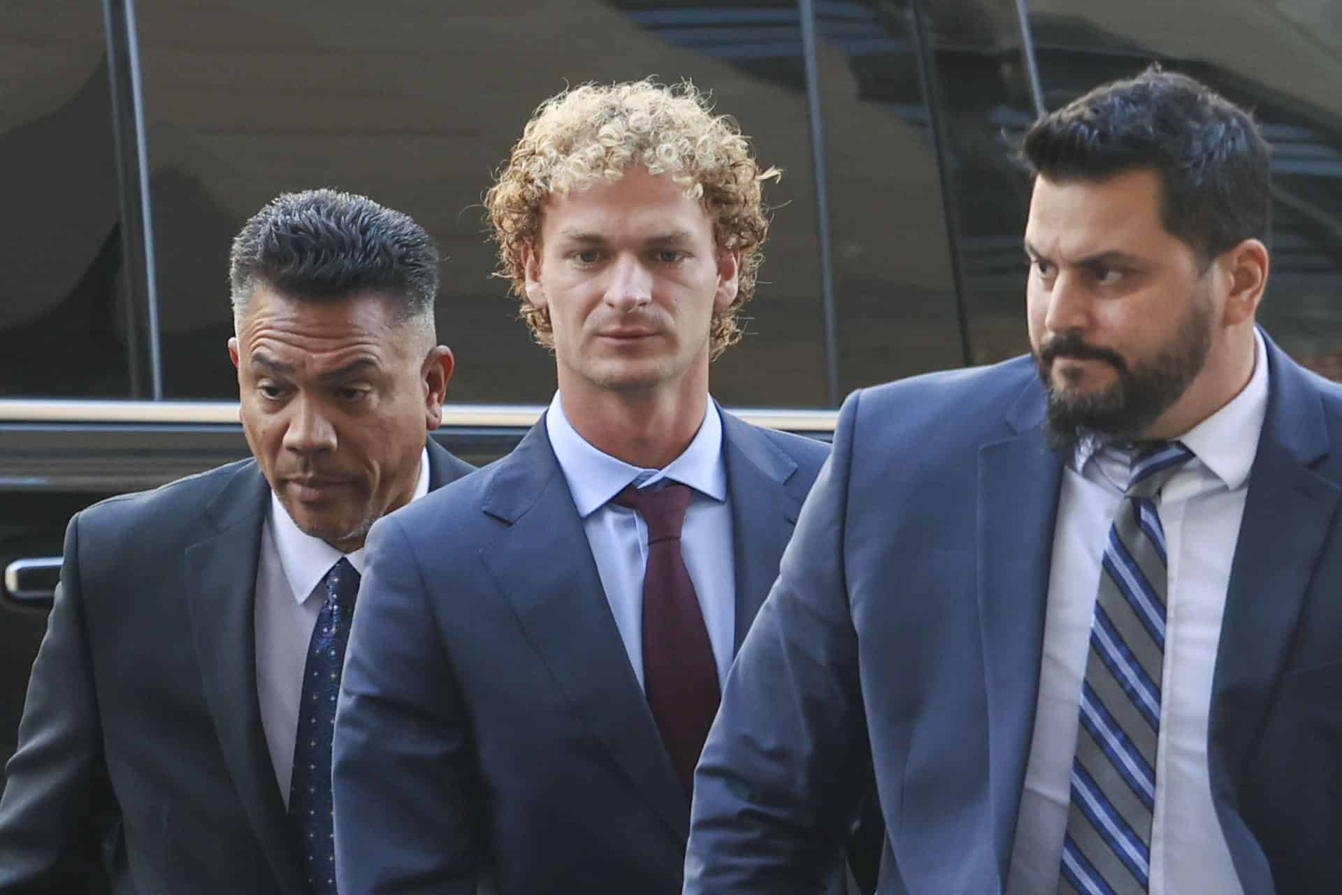 El exmarine estadounidense Daniel Penny (C) llega al tribunal penal de Manhattan mientras comienza la selección del jurado para su juicio el 21 de octubre de 2024. EFE/SARAH YENESEL