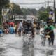 Víctimas de las inundaciones de Sri Lanka caminan por una carretera inundada después de fuertes lluvias en el suburbio de Colombo, Sri Lanka, este lunes. EFE/ Chamila Karunarathne