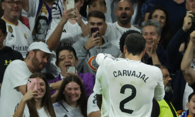 El jugador del Real Madrid Carvajal celebra el gol de su compañero Vinicius Jr. durante el partido de la jornada 9 de Liga que disputaron Real Madrid y Villarreal CF en el estadio Santiago Bernabéu. EFE/Zipi Aragón