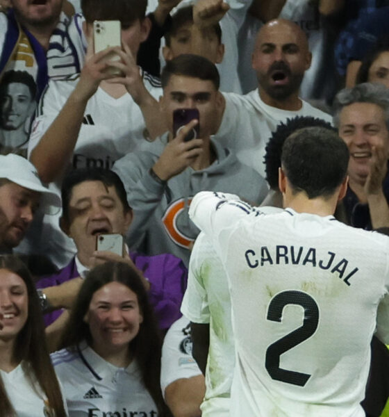 El jugador del Real Madrid Carvajal celebra el gol de su compañero Vinicius Jr. durante el partido de la jornada 9 de Liga que disputaron Real Madrid y Villarreal CF en el estadio Santiago Bernabéu. EFE/Zipi Aragón