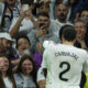 El jugador del Real Madrid Carvajal celebra el gol de su compañero Vinicius Jr. durante el partido de la jornada 9 de Liga que disputaron Real Madrid y Villarreal CF en el estadio Santiago Bernabéu. EFE/Zipi Aragón