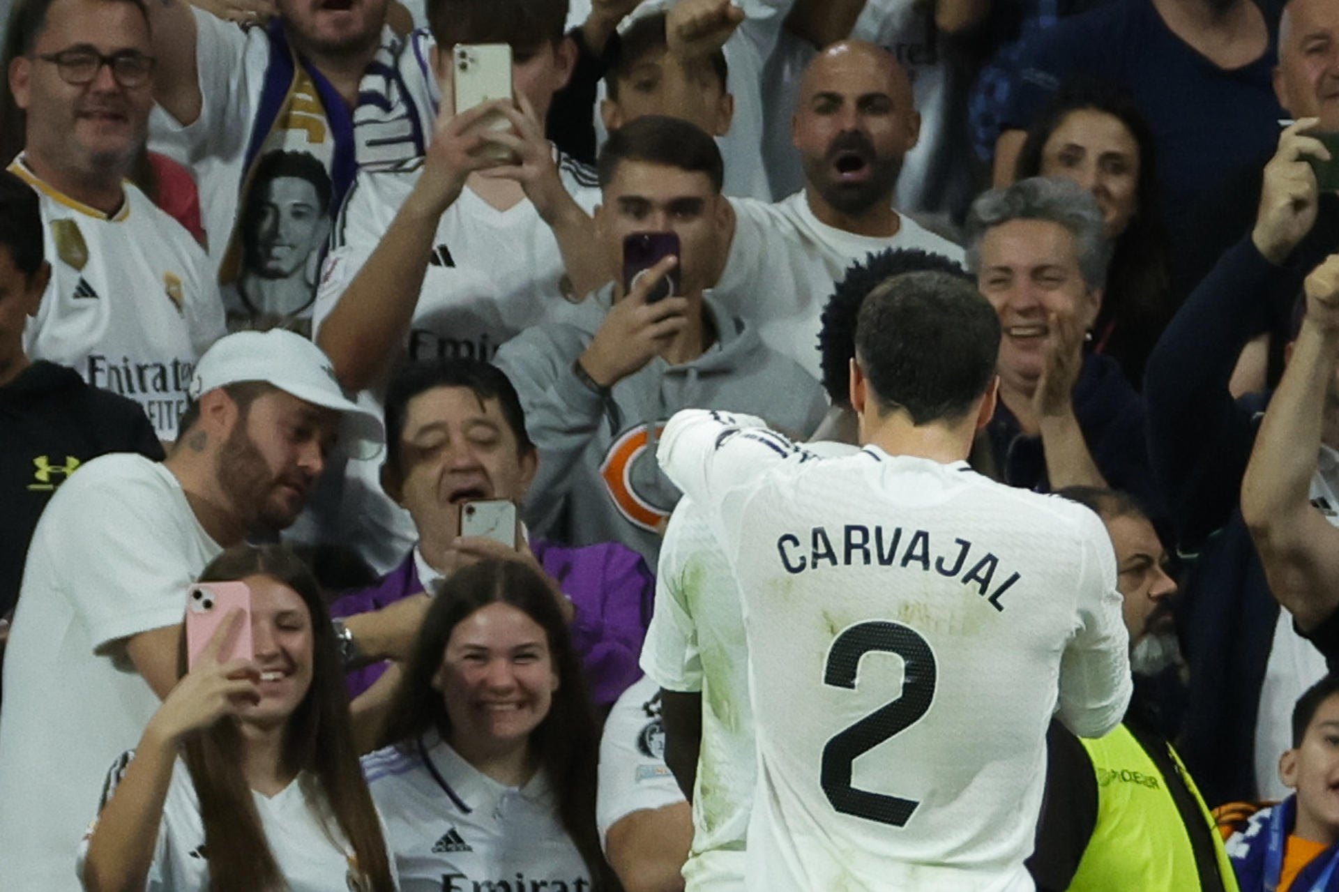 El jugador del Real Madrid Carvajal celebra el gol de su compañero Vinicius Jr. durante el partido de la jornada 9 de Liga que disputaron Real Madrid y Villarreal CF en el estadio Santiago Bernabéu. EFE/Zipi Aragón