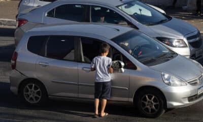 Fotografía de archivo en donde se ve a un niño que pide dinero a conductores en Sao Paulo (Brasil). EFE/ Isaac Fontana