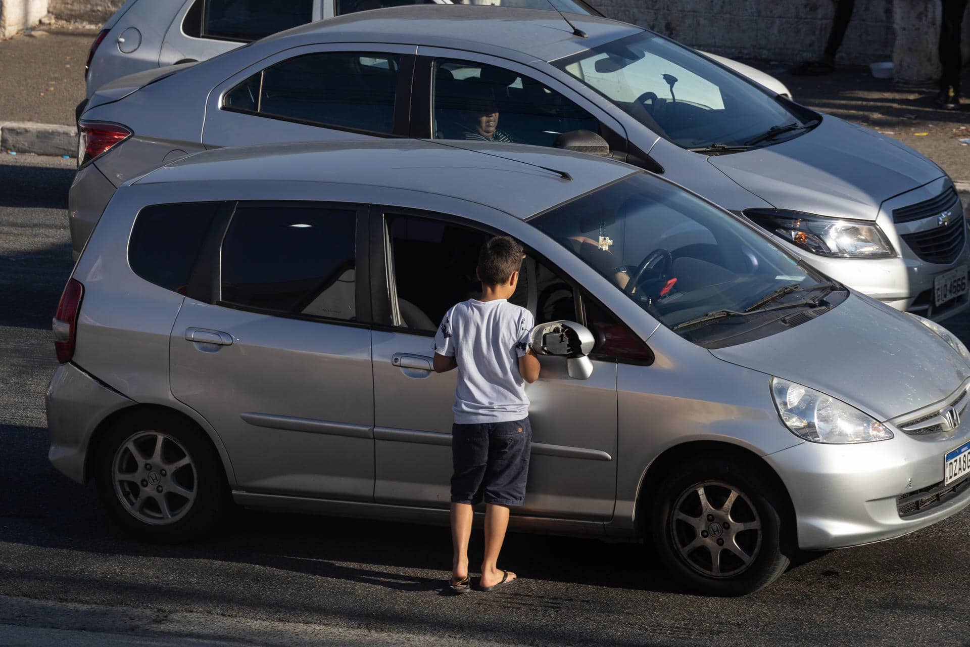 Fotografía de archivo en donde se ve a un niño que pide dinero a conductores en Sao Paulo (Brasil). EFE/ Isaac Fontana