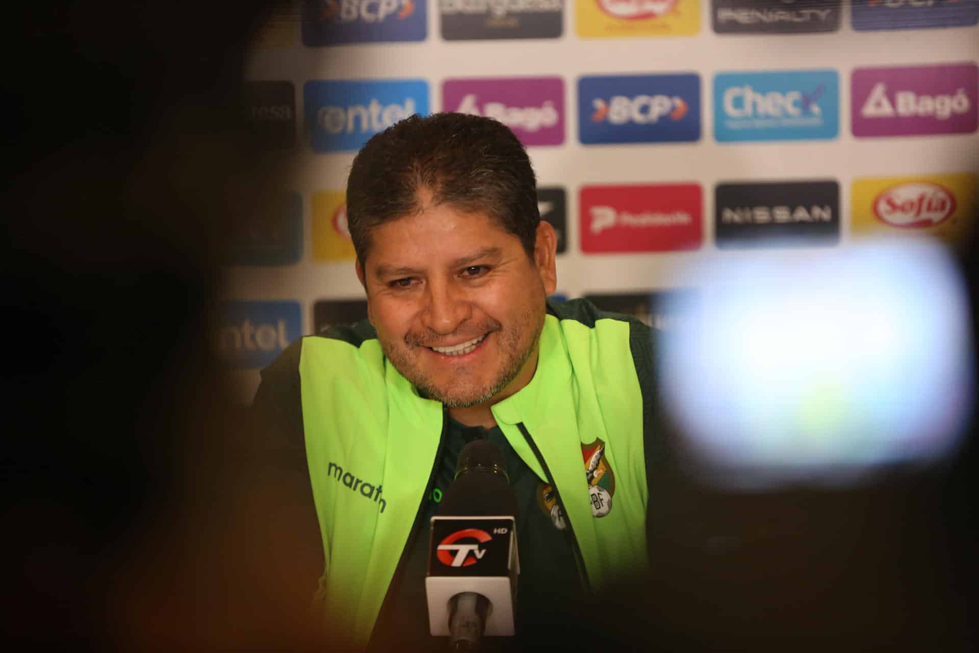 El entrenador de la selección de fútbol de Bolivia, Oscar Villegas participa en una rueda de prensa este miércoles en La Paz (Bolivia). EFE/Luis Gandarillas